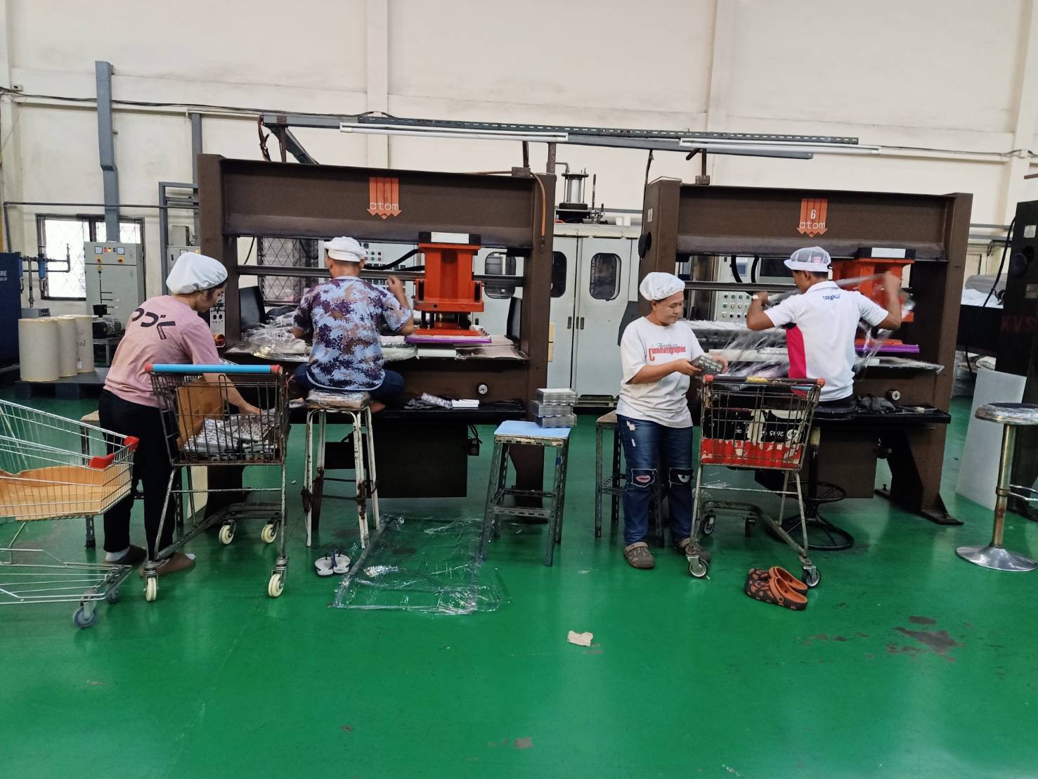 Thermoforming production line with operators