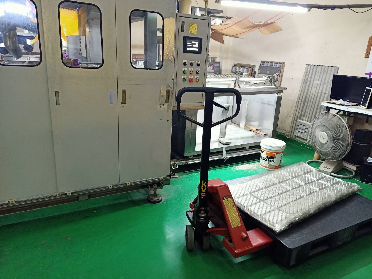 Automated forming machine and pallet of trays